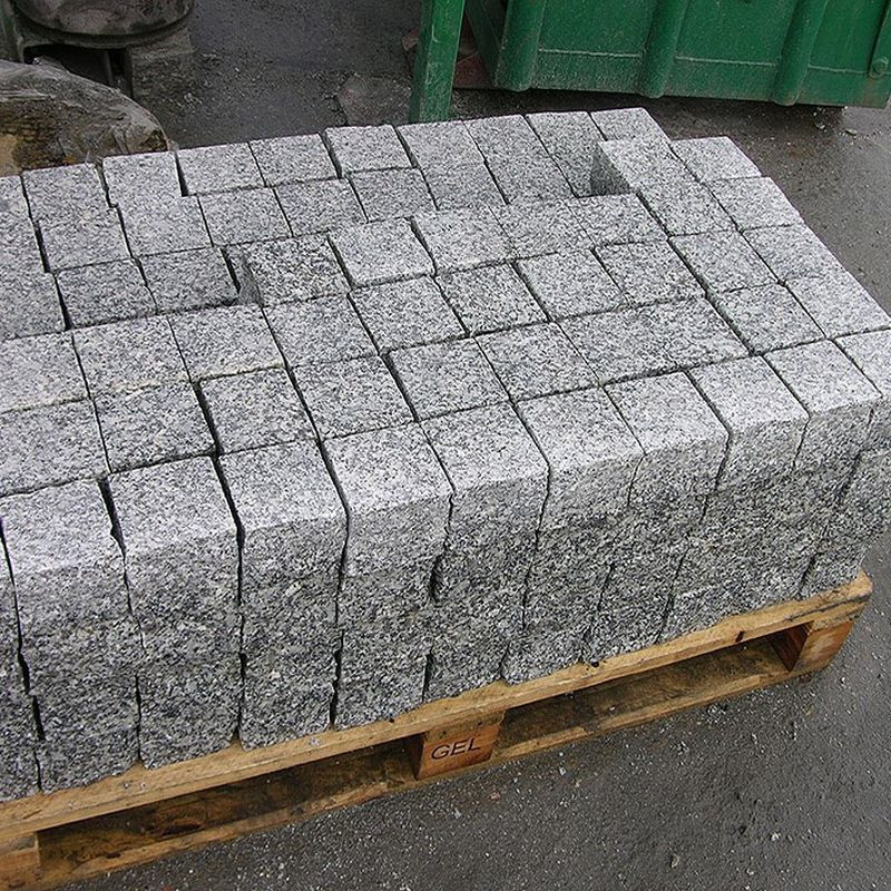 8 cm Granitpflaster Griys hellgrau, gesägt auf Paletten