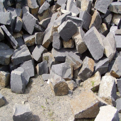 15 - 35 cm hohe Basalt-Sockelsteine schwarz, formwild