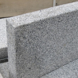 8 x 25 cm Granitpalisaden Elena weißgrau 300 cm lang