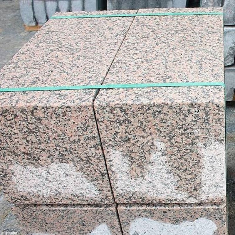 Granit Sitzblöcke Laahs rot 50 x 50 cm 200 cm lang